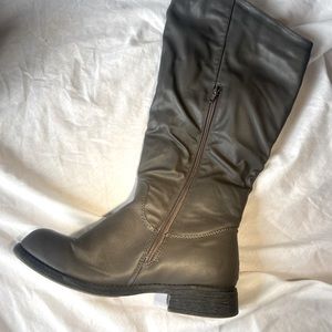 Brinley Co. Women gray boots size 8.5